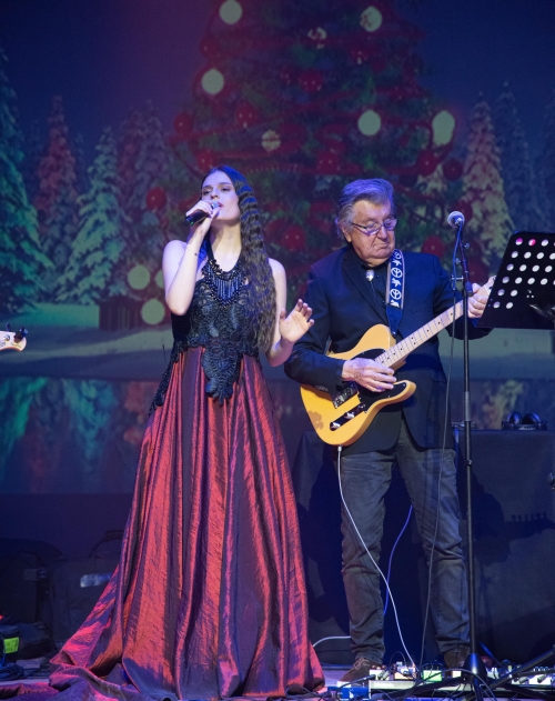 Caterina Antonelli brilla sul palco per lo spettacolo &quot;Magia di Natale&quot; con il grande Bobby Solo